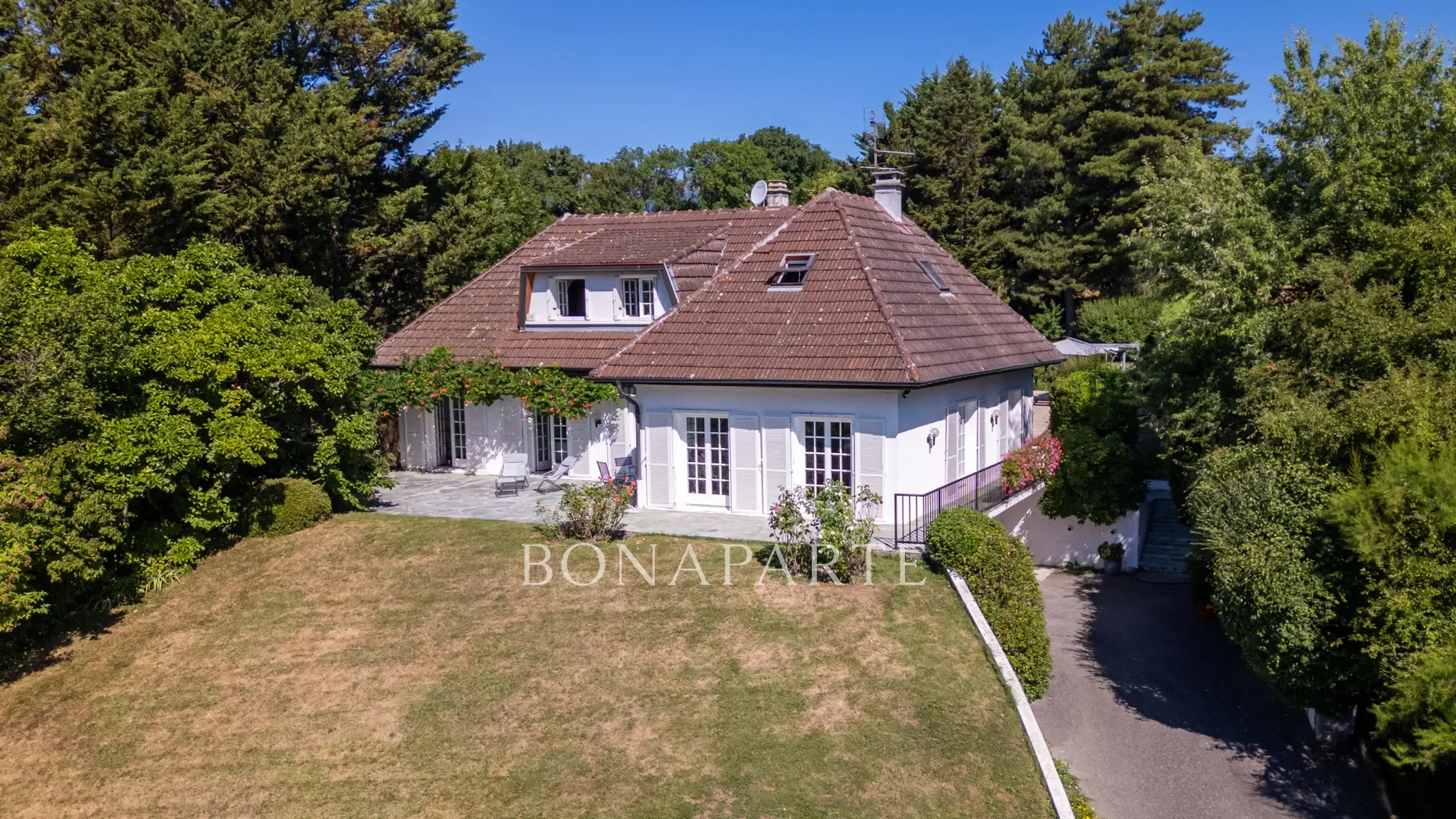 Exterior photo 4
