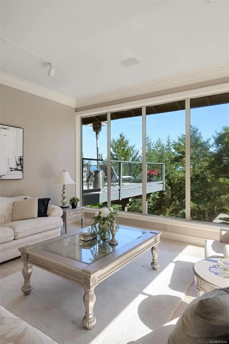 2807 Arbutus Rd, Saanich, British Columbia, Canada. - Photo 22