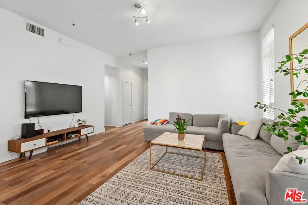 12920 Runway Road 360, Los Angeles, California, United States. - Photo 2