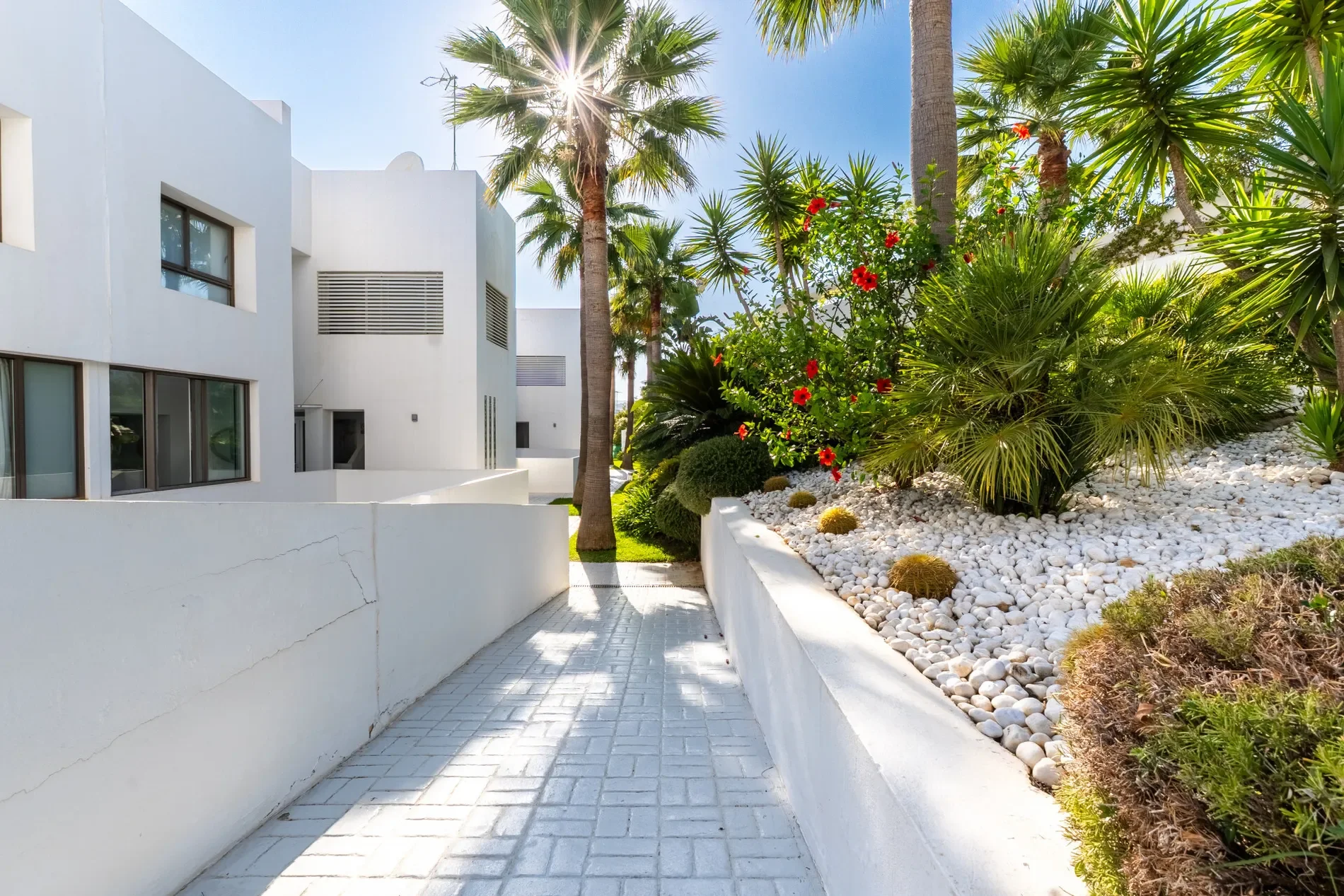 Exterior photo 6
