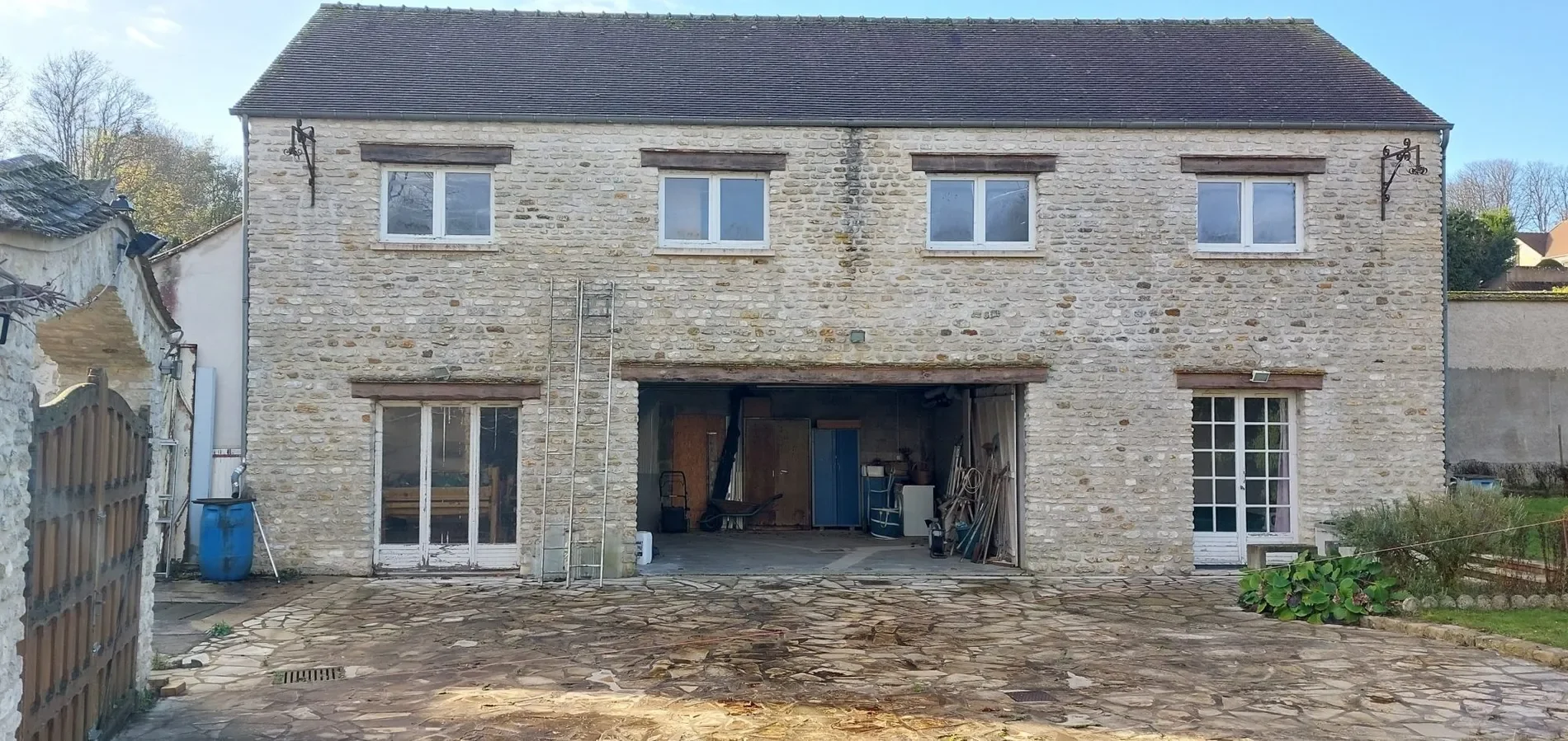 Exterior photo 6