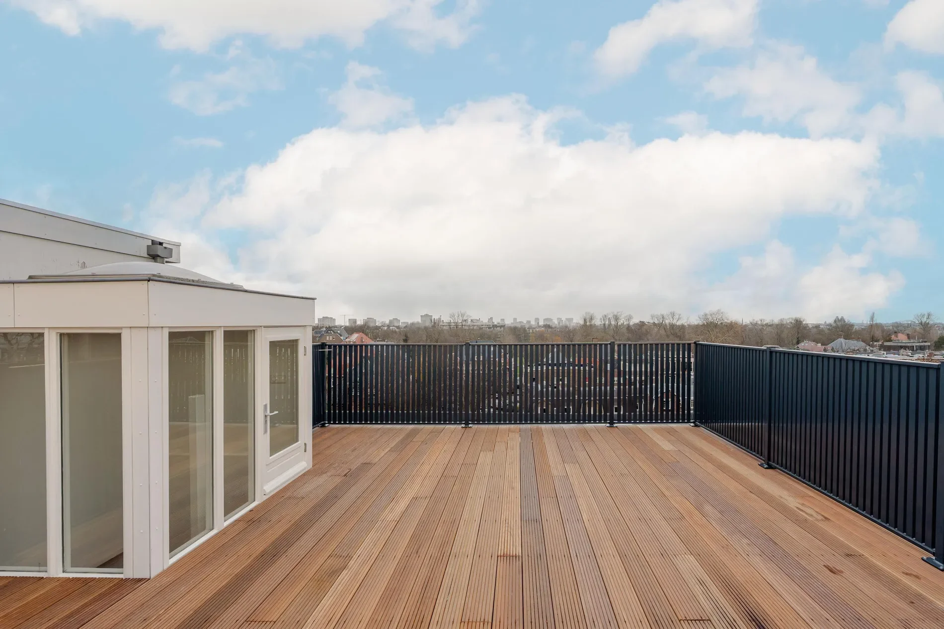Exterior photo 5