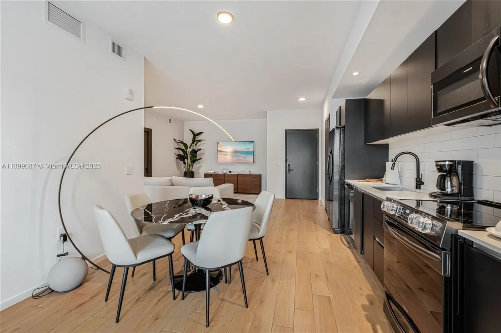 398 NE 5th St 3017, Miami, Florida, United States. - Photo 10