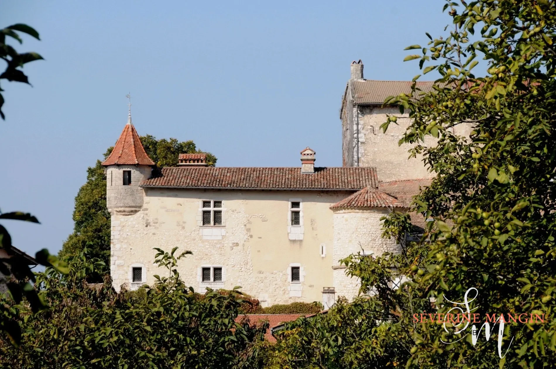 Exterior photo 1