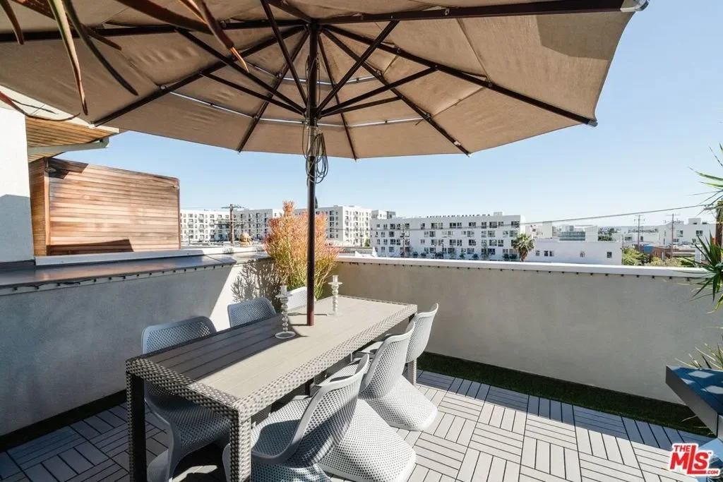 6732 W HEPBURN Way, Los Angeles, California, United States. - Photo 15