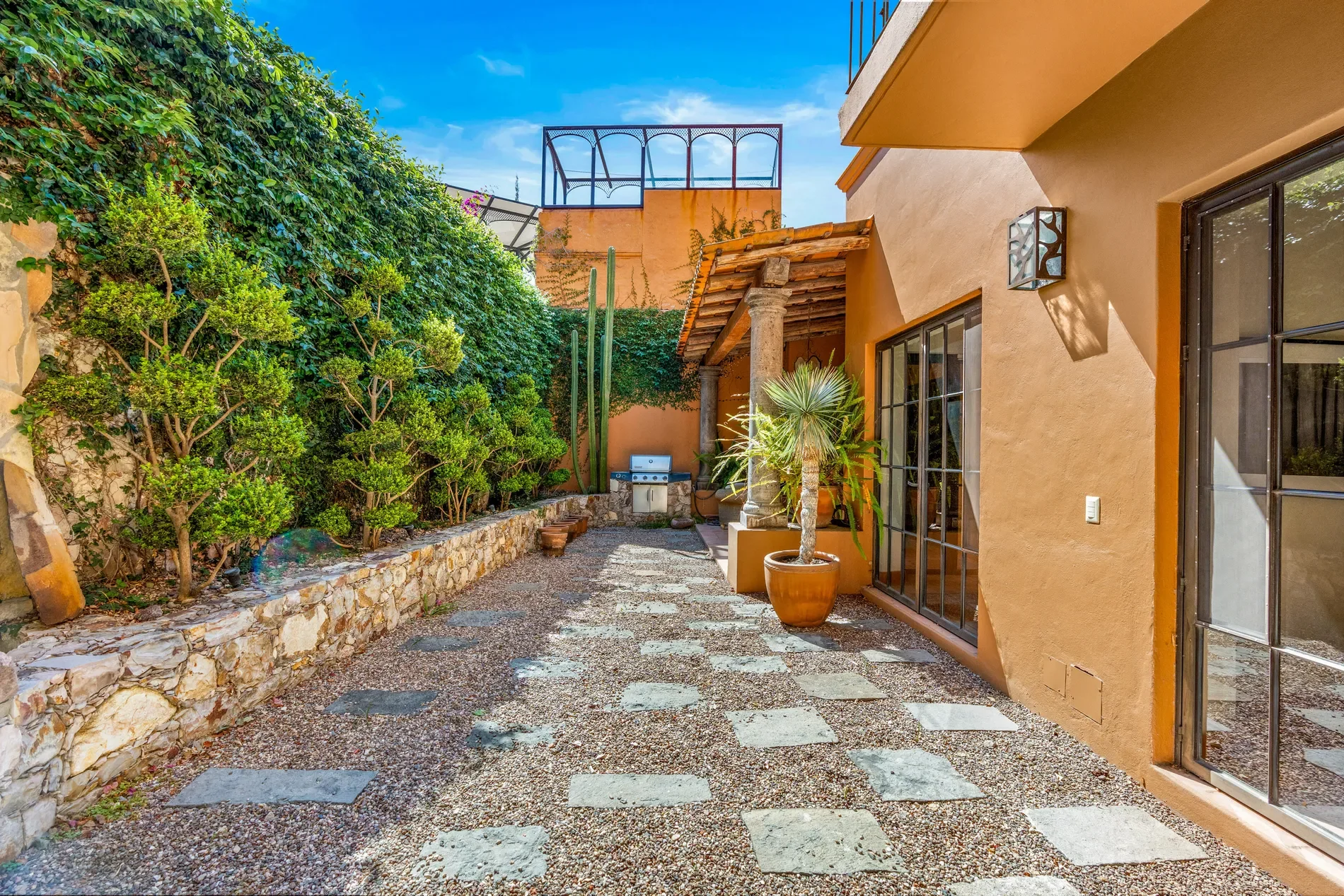 Exterior photo 2