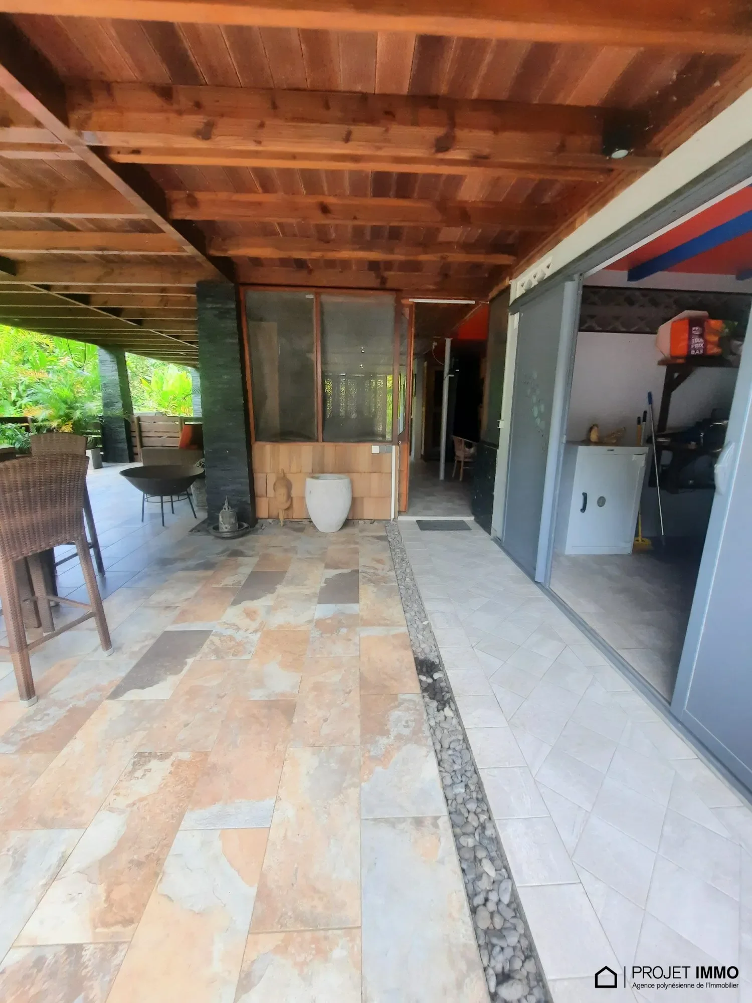 Exterior photo 6