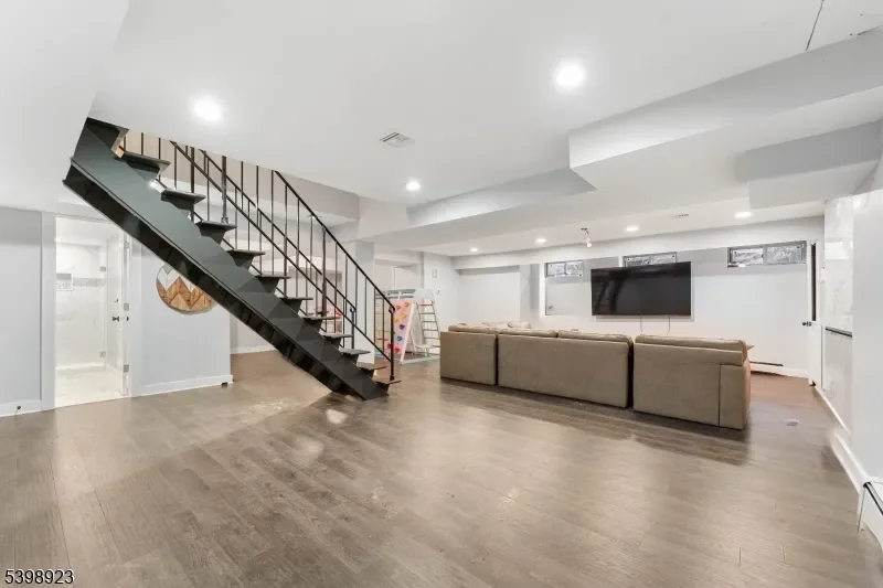 17 Rolling Hill Way, Clark Twp., NJ 07066, Clark, New Jersey, United States. - Photo 19