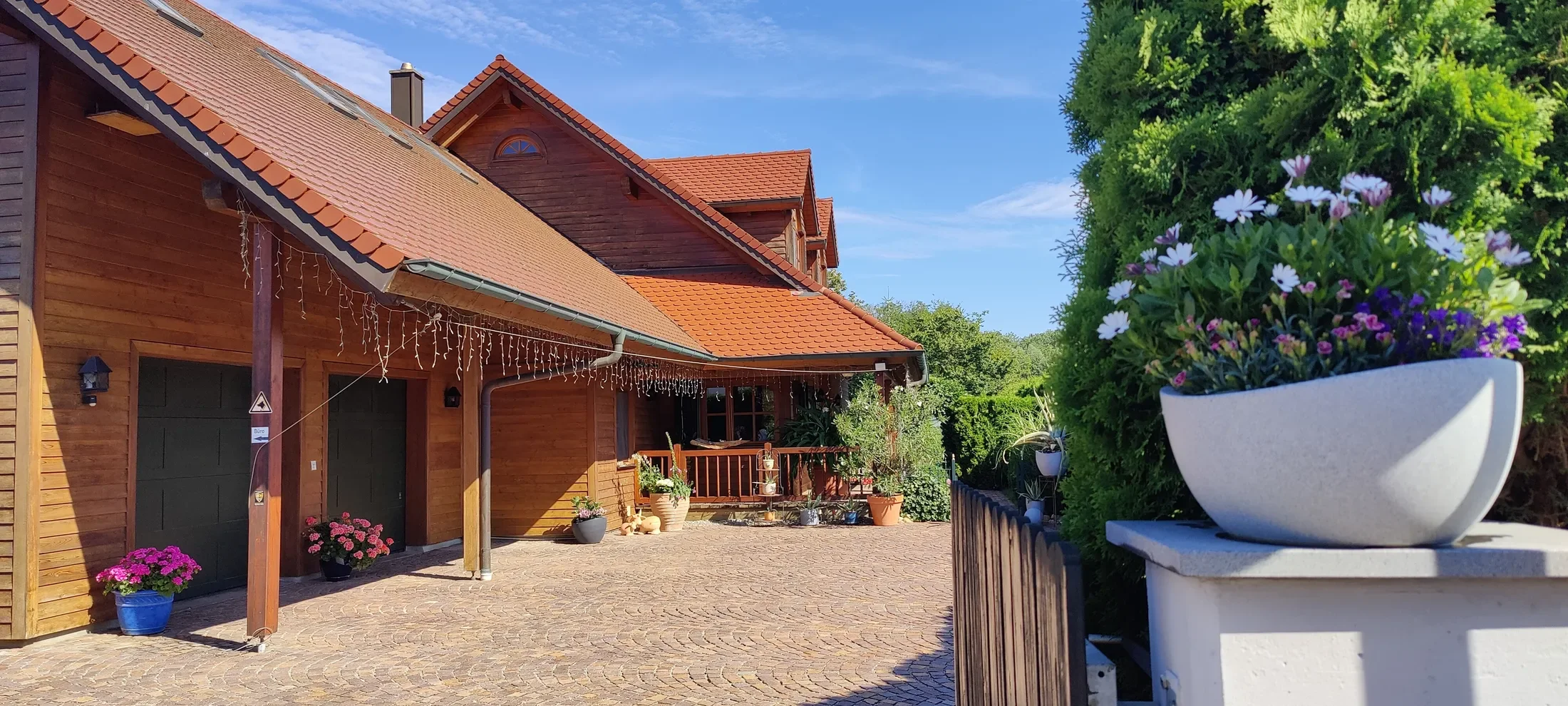 Exterior photo 2