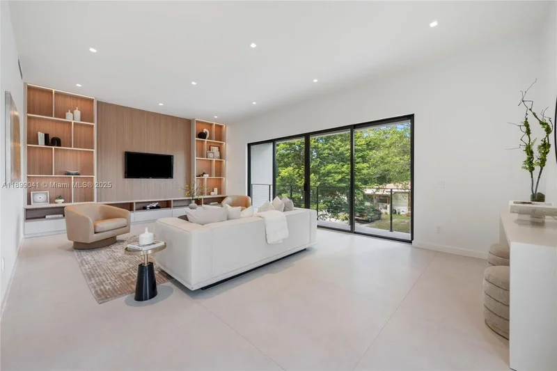 300 NE 48th St, Miami, Florida, United States. - Photo 15