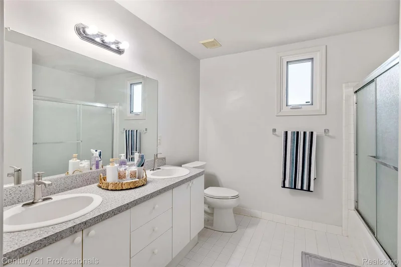 4136 Oakland Ridge Drive, LakeOrion, MI 48359, Pontiac, Michigan, United States. - Photo 2