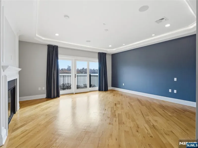 32 Marquis Court, Edgewater, NJ 07020, Edgewater, New Jersey, United States. - Photo 17