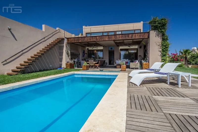 Stunning Modernised Farmhouse With Outstanding Channel Views
