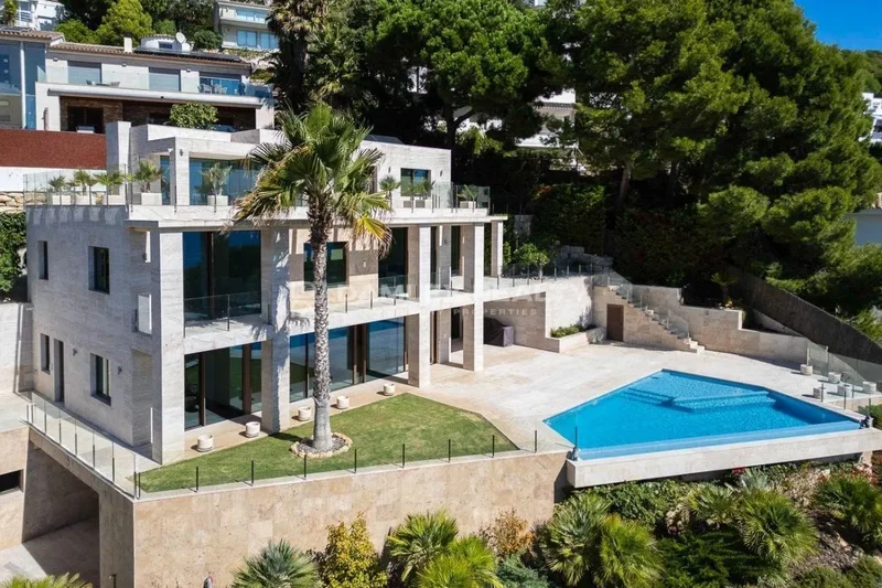 Luxury villa with panoramic sea views, in the luxury urbanization Cala Sant Francesc