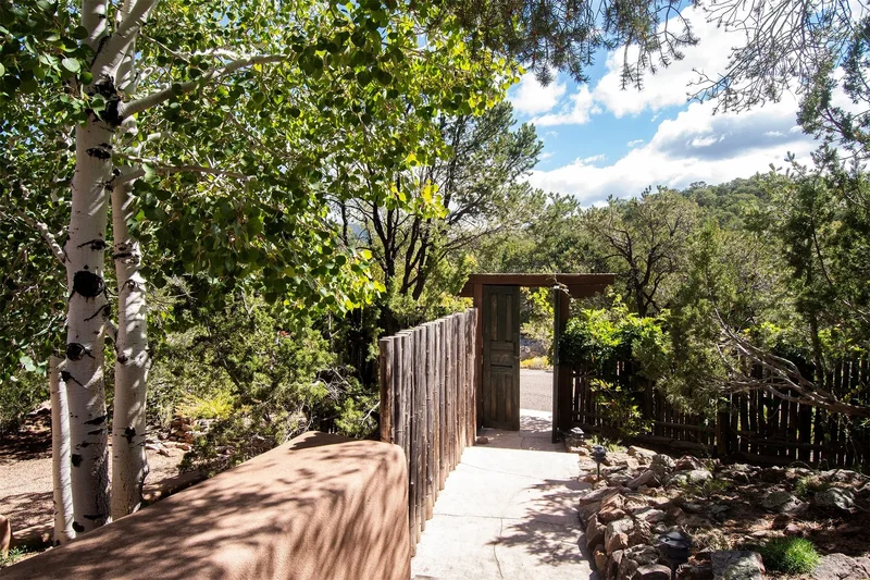 870 Paseo de Don Carlos, Santa Fe, NM 87501, Santa Fe, NM, United States. - Photo 4
