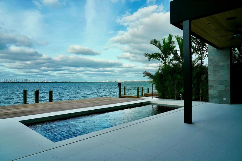 1041 N Venetian Dr, Miami, Florida, United States. - Photo 44