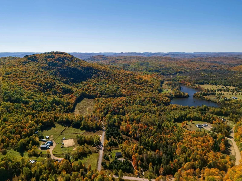 Ch. du Lac-‡-la-Loutre, Laurentides, Huberdeau, Quebec, Canada. - Photo 6