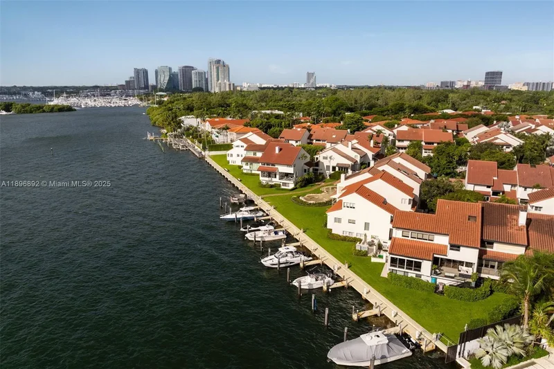 2000 S Bayshore Dr 4, Miami, Florida, United States. - Photo 17