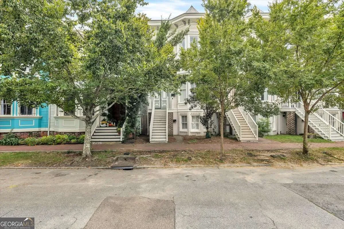 Exterior photo 1