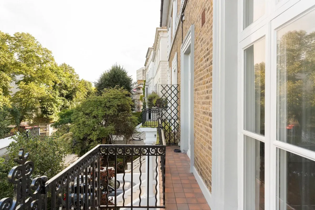 Exterior photo 5