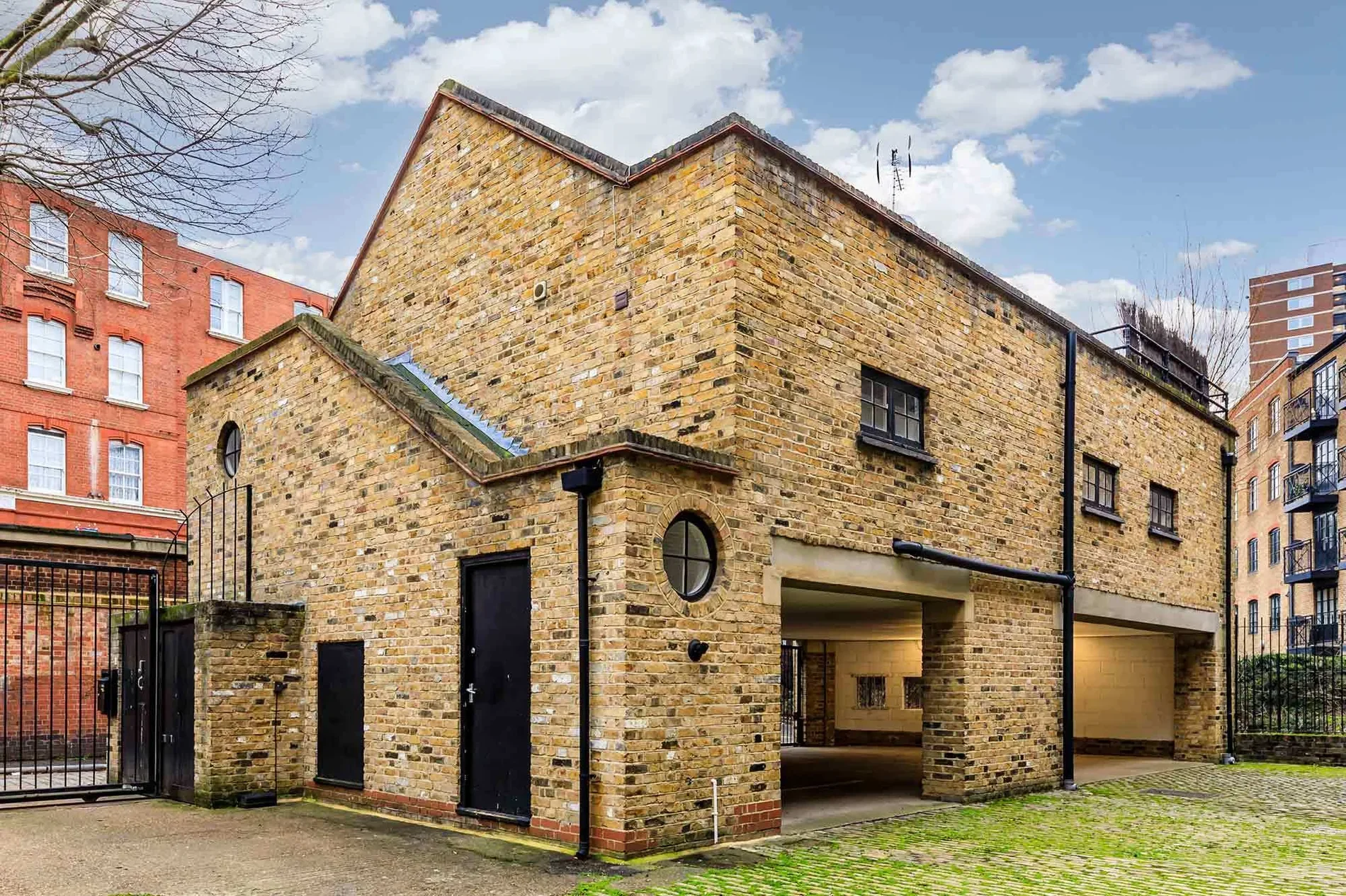 Exterior photo 5