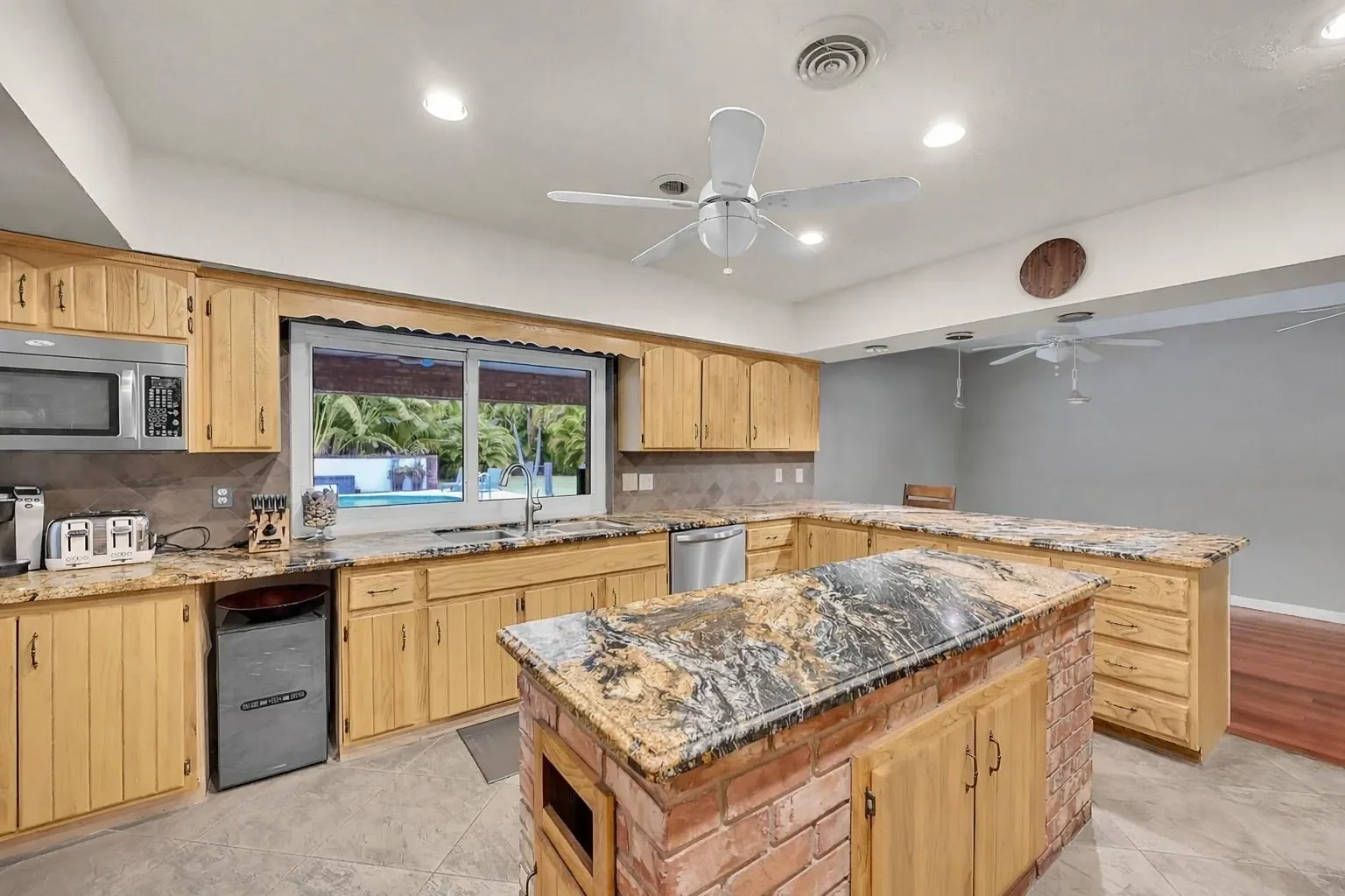 3999 NE 15th Ave, Oakland Park, Florida, United States. - Photo 32