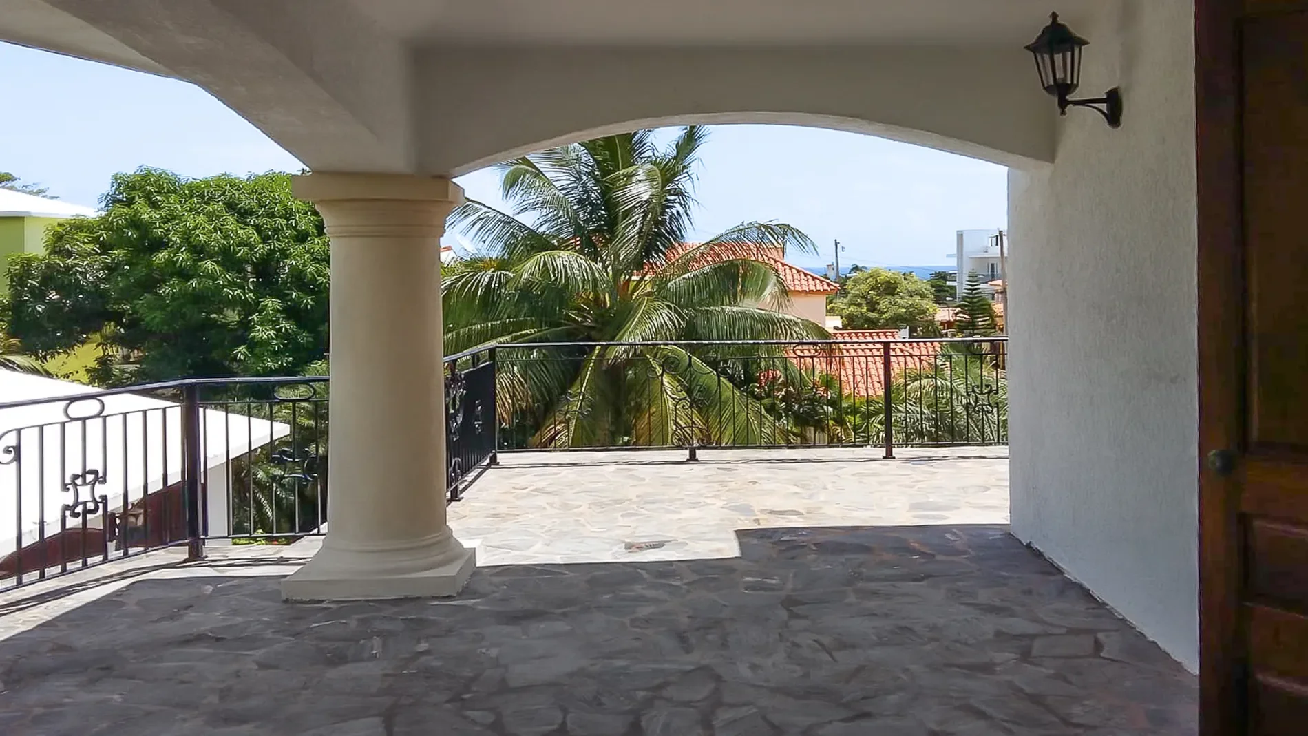 Exterior photo 8