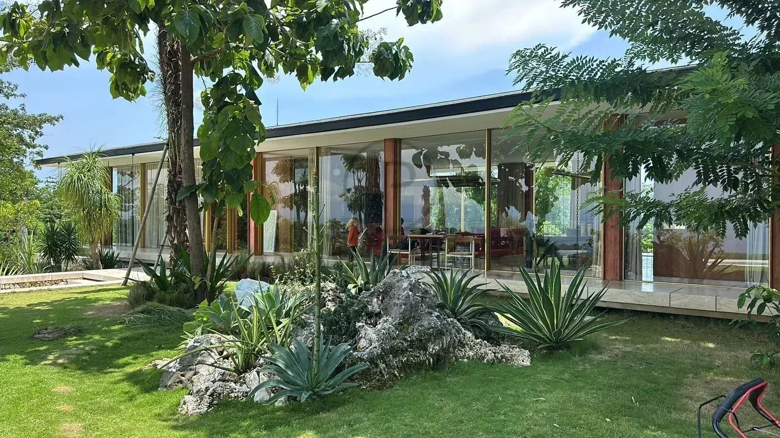 Exterior photo 3