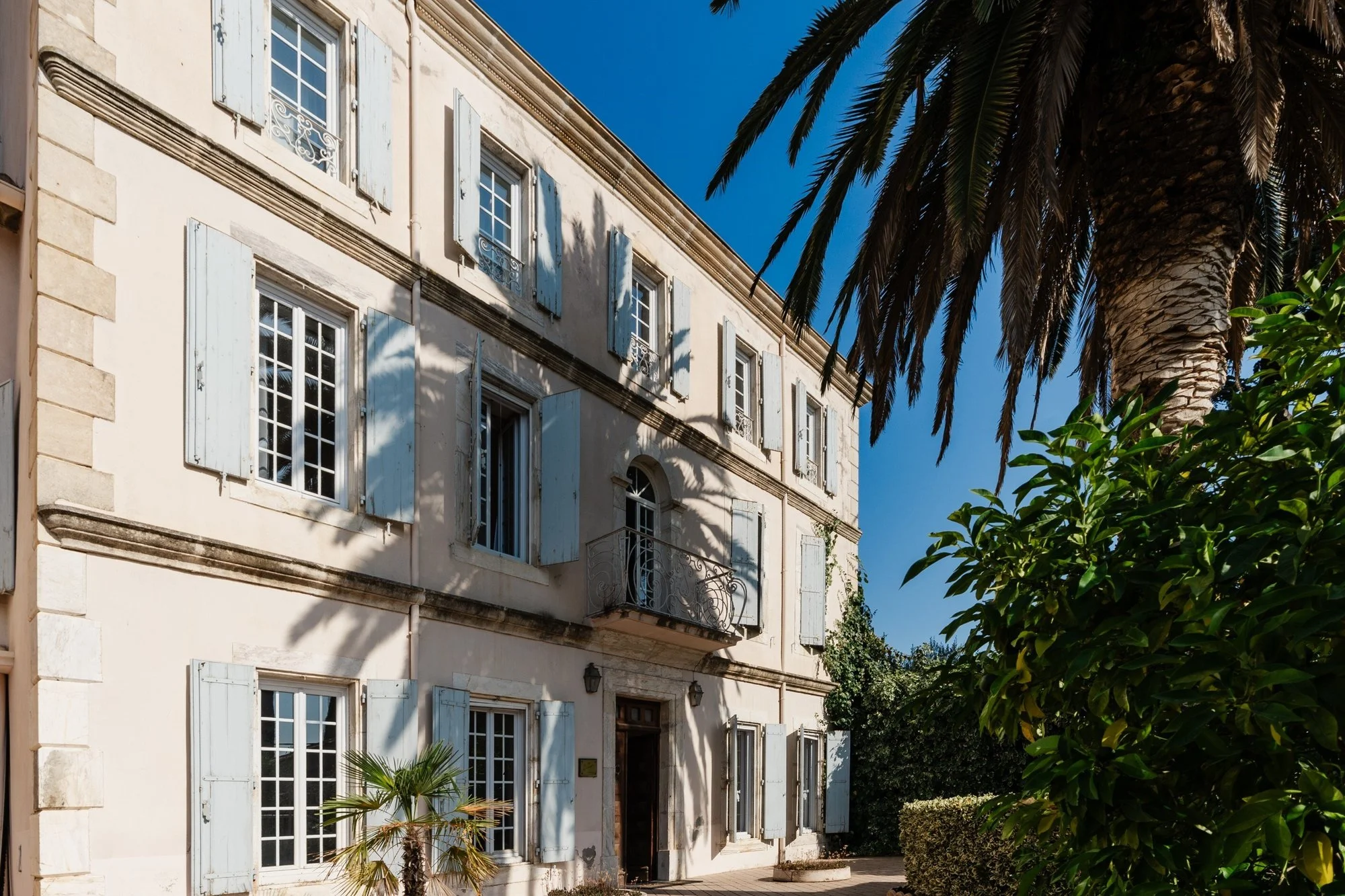 Exterior photo 6
