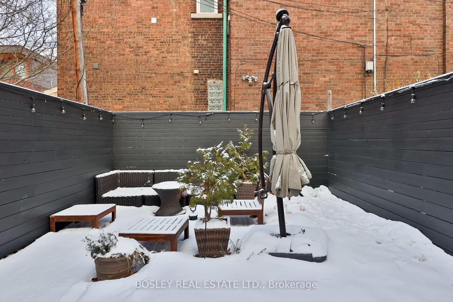 Exterior photo 5