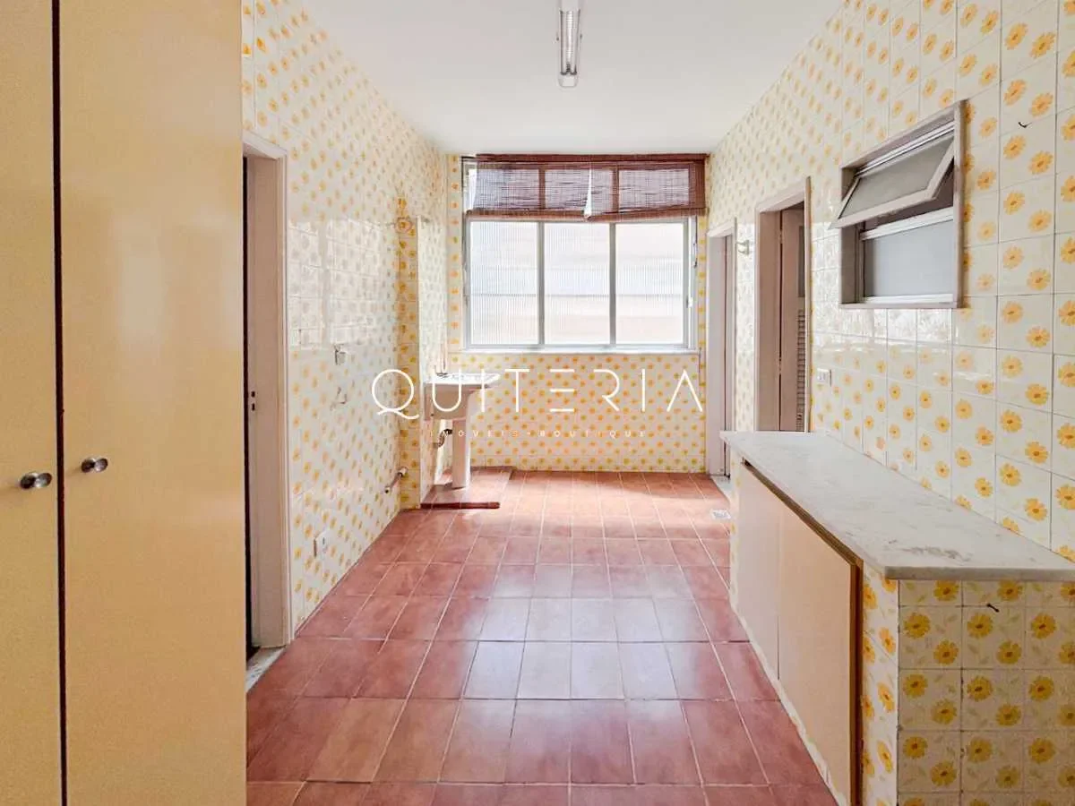 Apartamento à venda no Leblon, com 233 m², 4 quartos, 2 vagas, quadra da praia