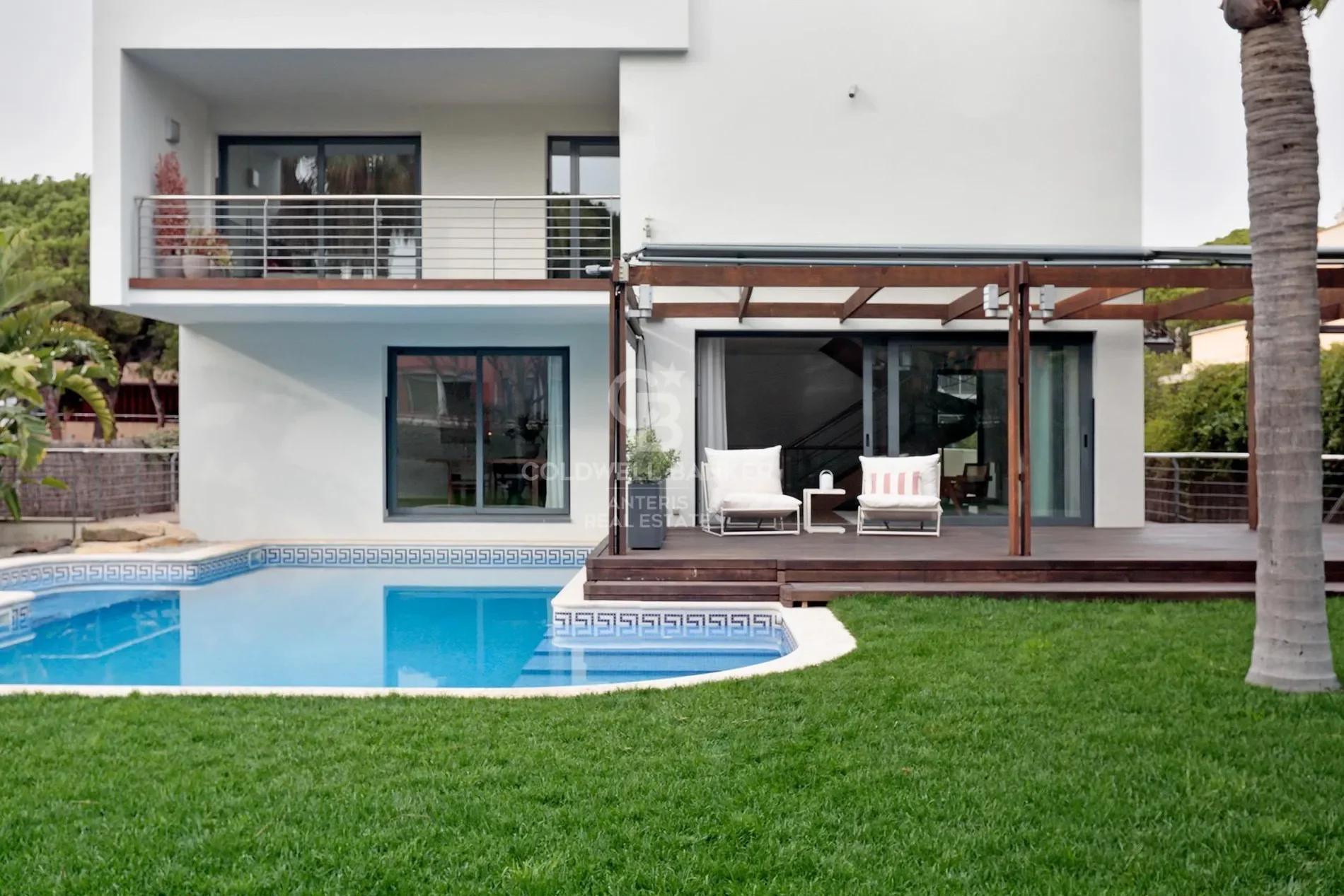 Exterior photo 4