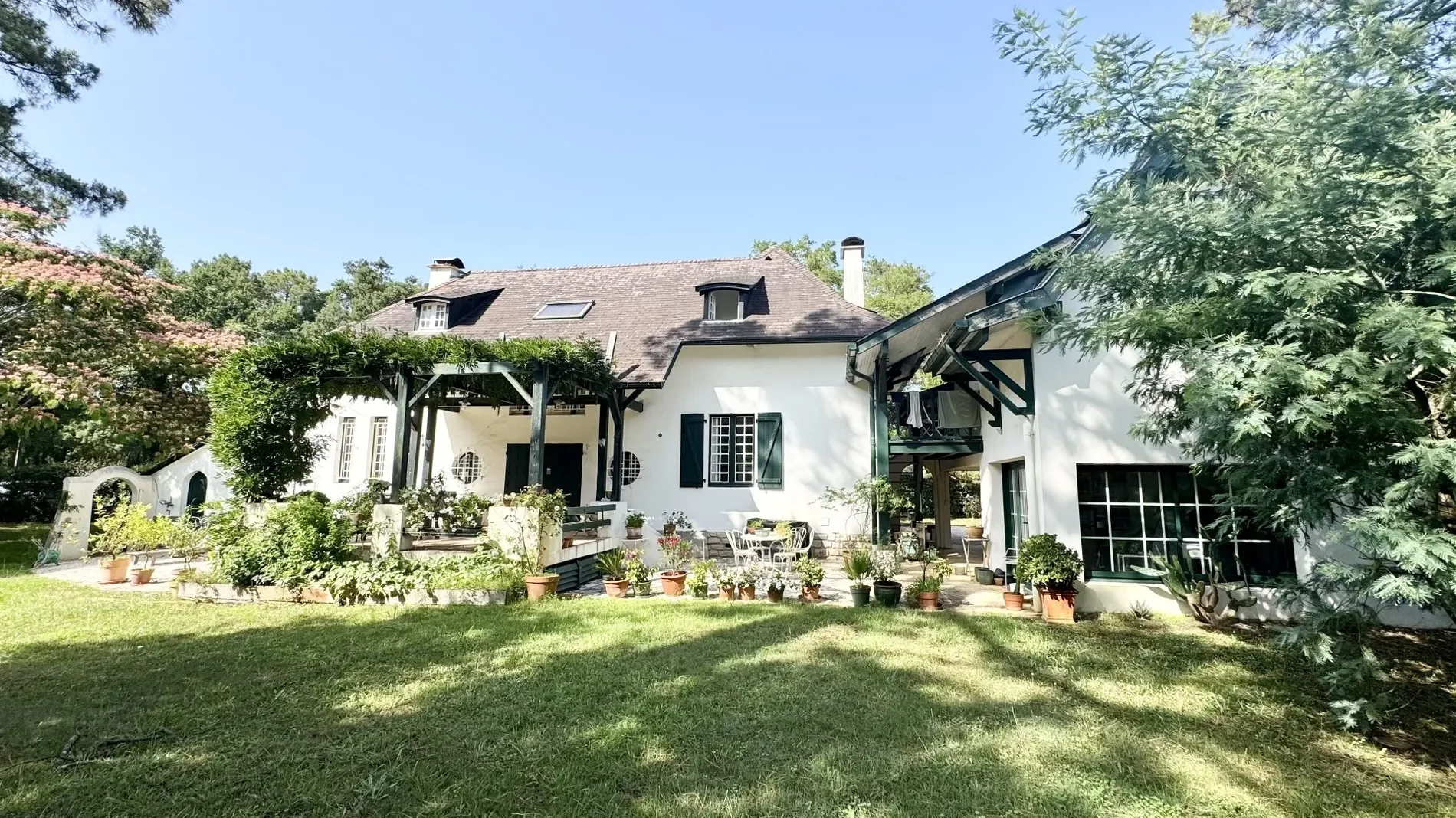 Exterior photo 5