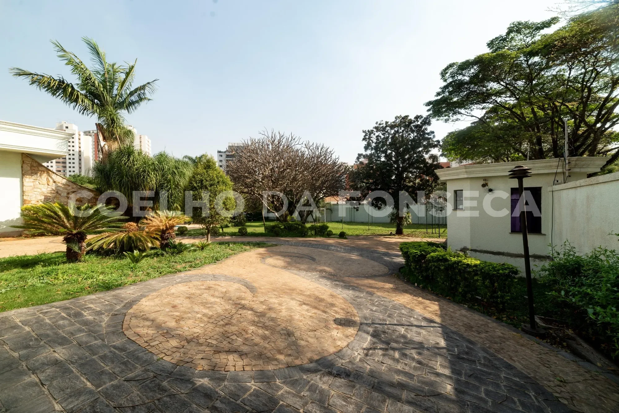 Exterior photo 8