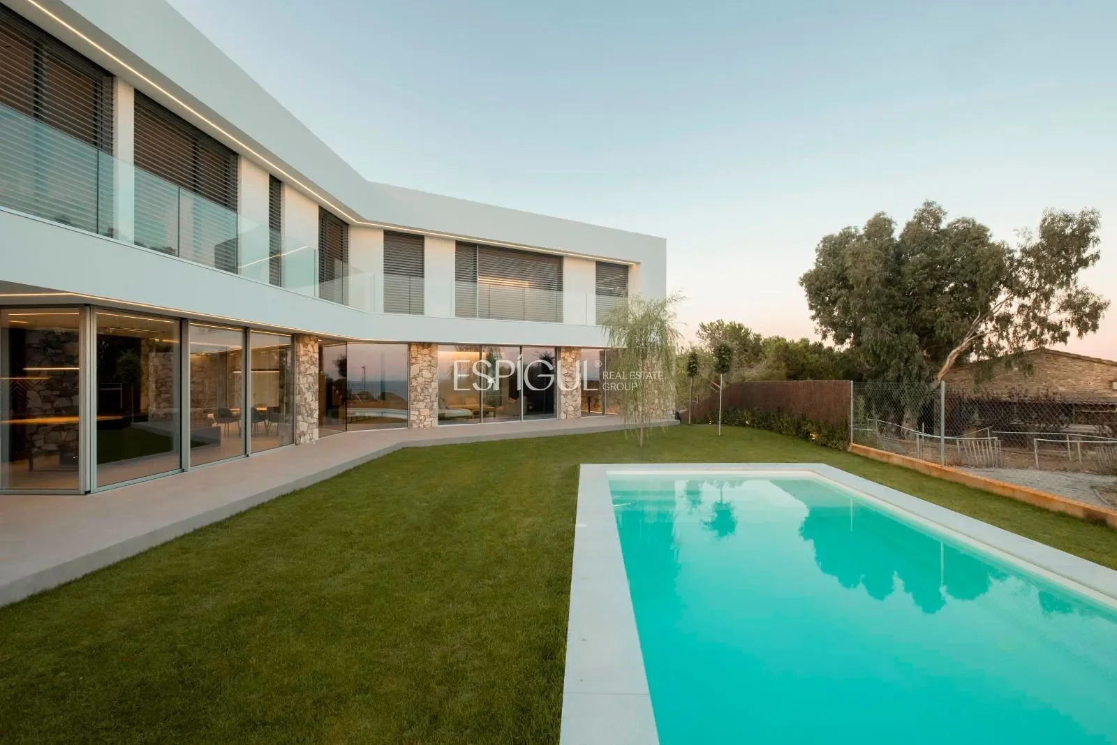 Exterior photo 4