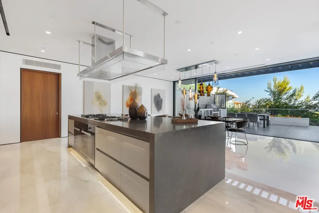 9410 Sierra Mar Pl, Los Angeles, California, United States. - Photo 11
