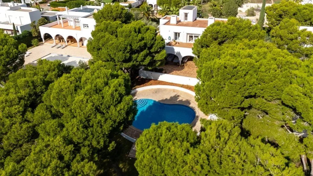 Magnificent front-line villa with sea access in Porto Petro