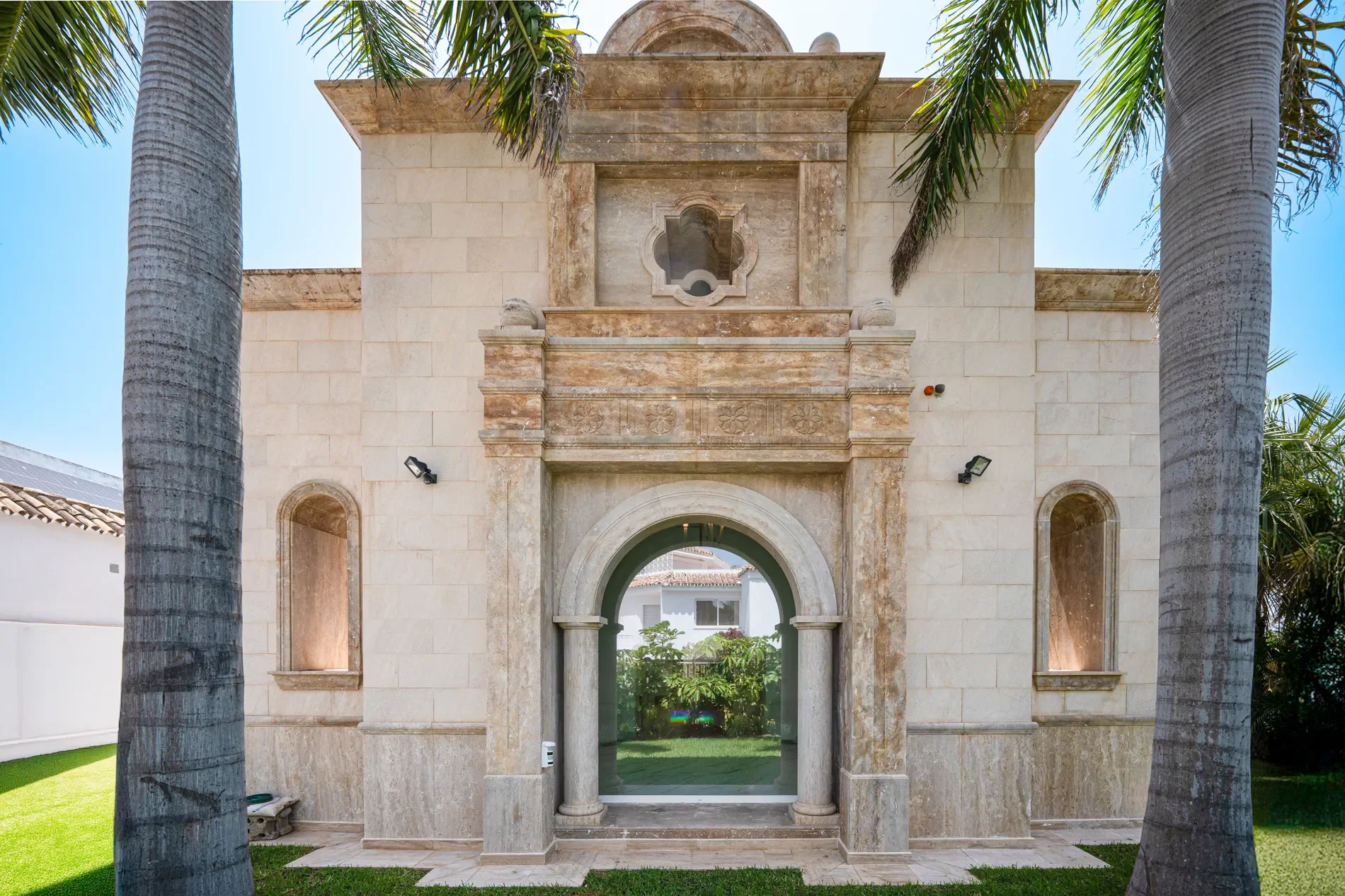 Exterior photo 6