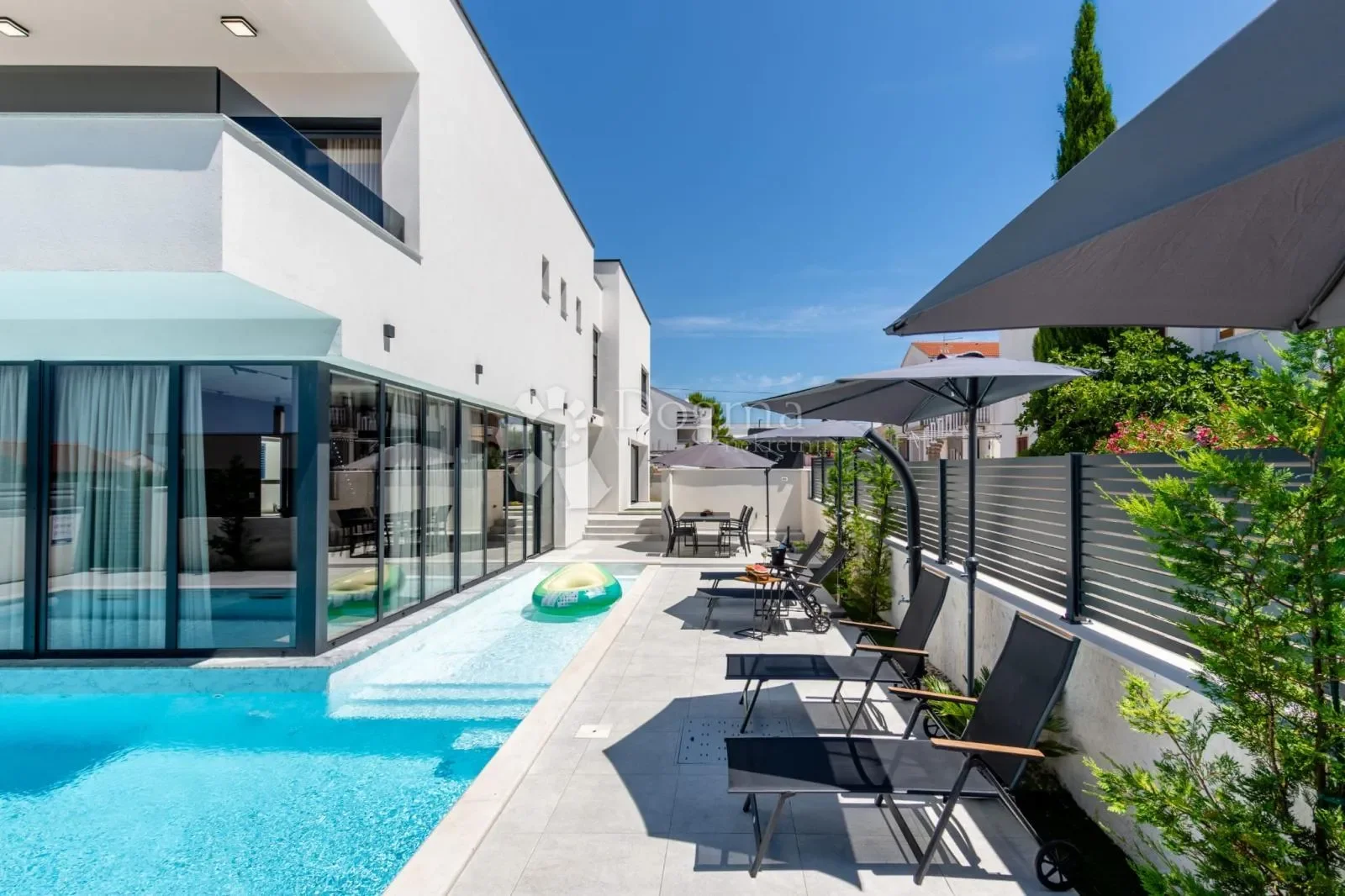 Exterior photo 4