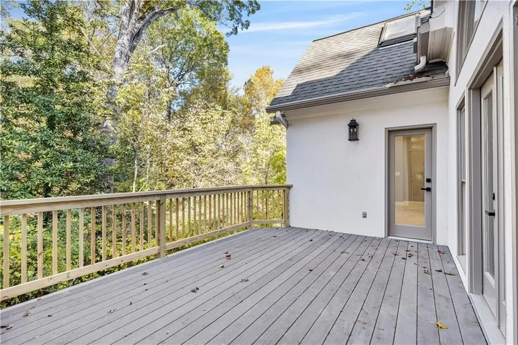 Exterior photo 7