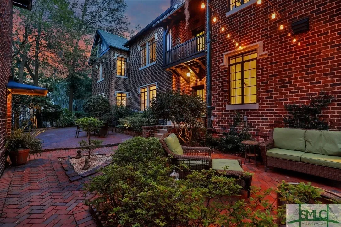 Exterior photo 6