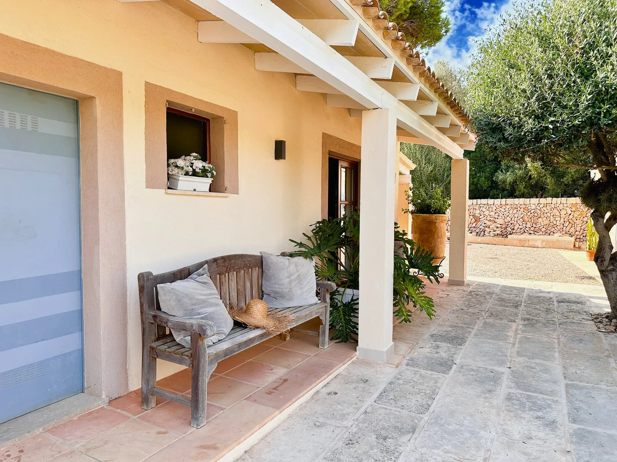 Exterior photo 5