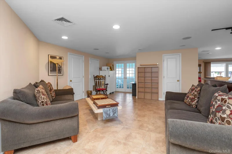 2072 Legion Street, Bellmore, New York, United States. - Photo 38