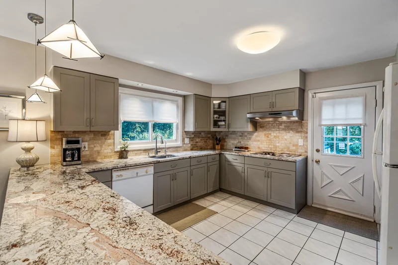 53 Stuart Place , Manhasset, NY 11030, Manhasset, New York, United States. - Photo 11
