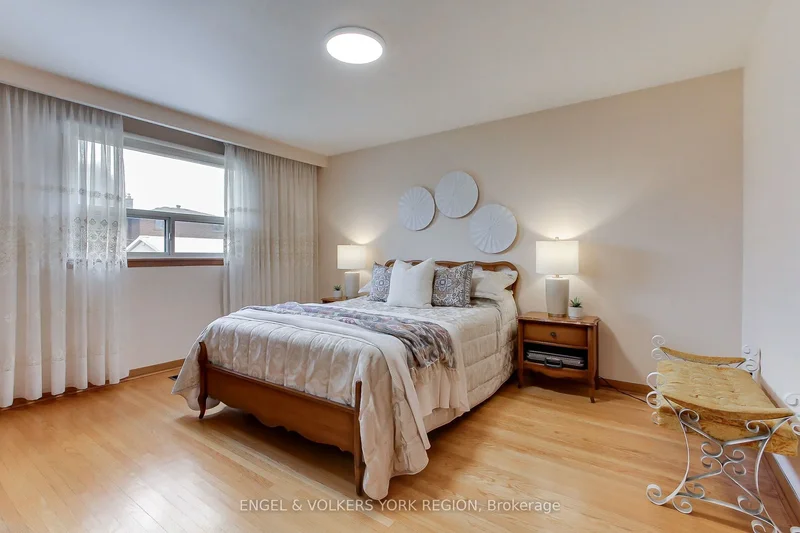 234 Maple Leaf Drive, Toronto, Ontario, Canada. - Photo 2