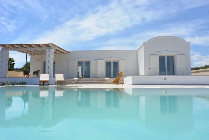 Villa moderna con vista panoramica e piscina