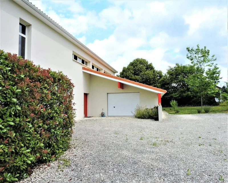 Modern architectural villa for sale near Golf Charente