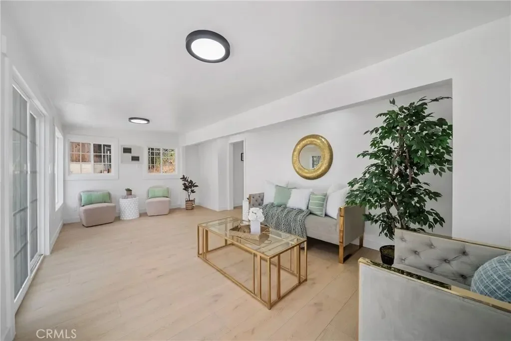 2035 Las Colinas Avenue, Los Angeles, California, United States. - Photo 7
