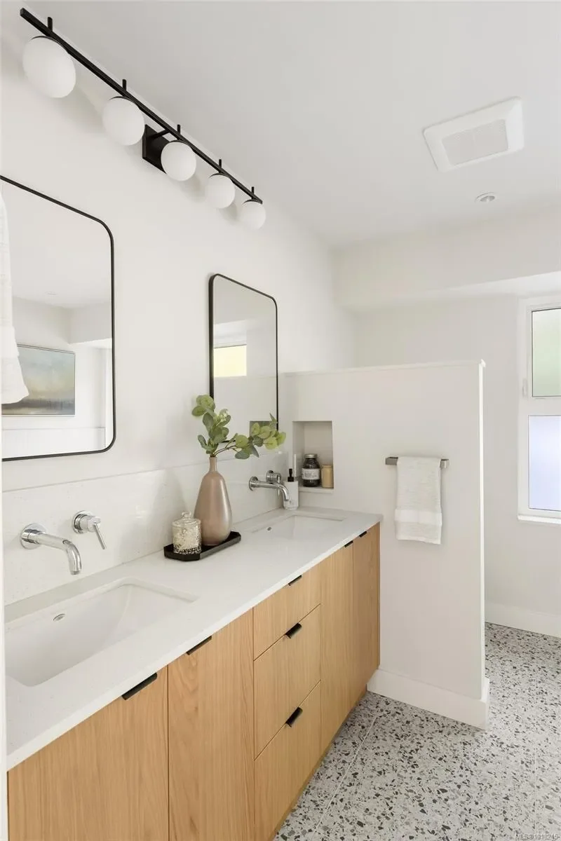2693 MacDonald Dr E, Saanich, British Columbia, Canada. - Photo 28