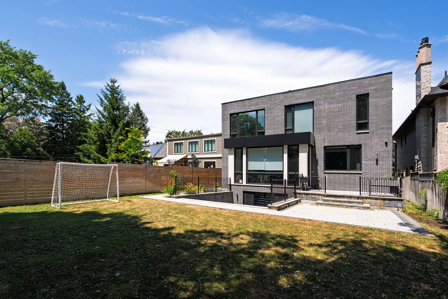 Exterior photo 2